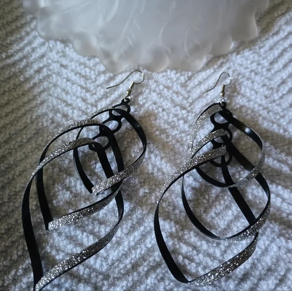 Swirl Geometric Earrings - Picture 9 of 10